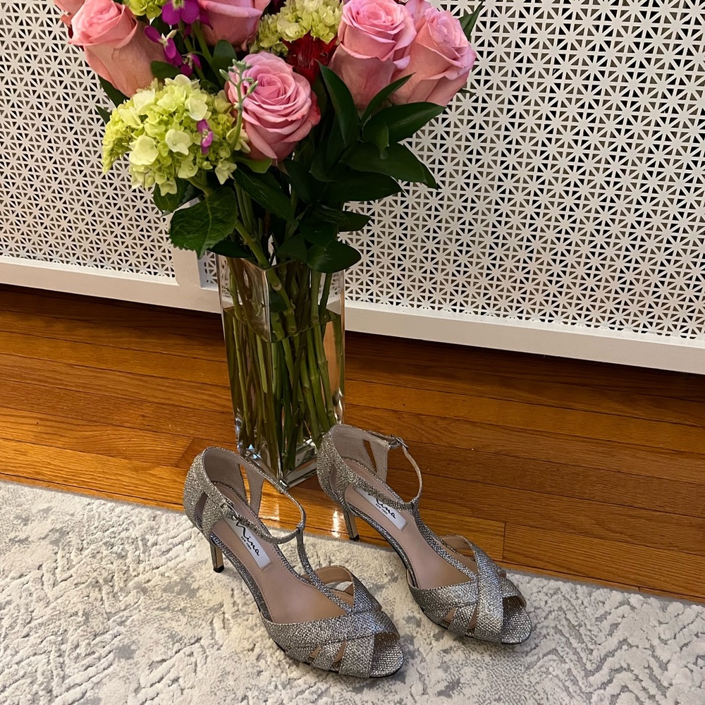 Nina New York Silver T-Strap Glitter Heels Size 8